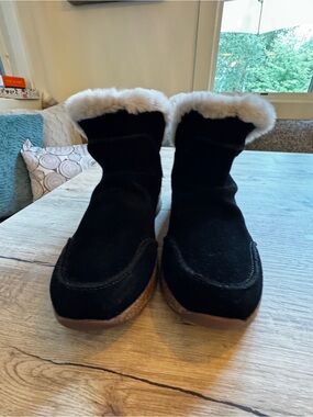 Taos Black Suede Shearling-Lined Ankle Boots, Size 8